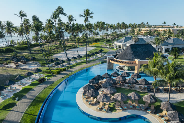 Piscinas de resort no litoral norte da Bahia