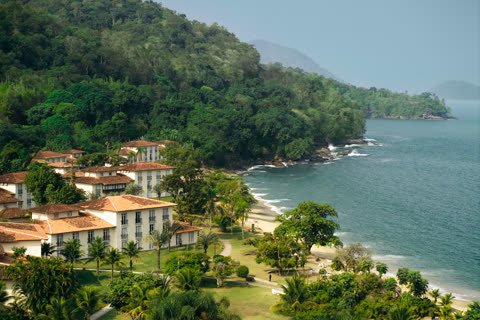 Vista do Club Med Rio das Pedras entre a mata e o mar