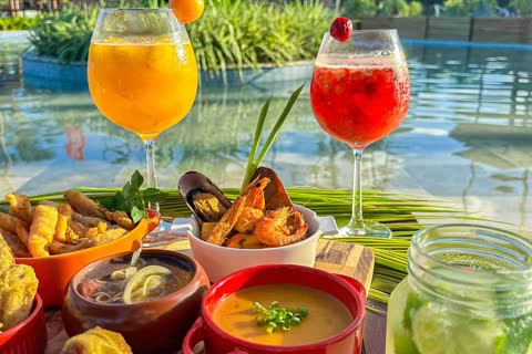 Drinks e petiscos à beira da piscina do Enotel